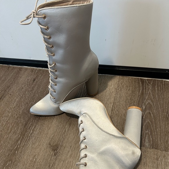 Cape Robbin Heels - Picture 3 of 6